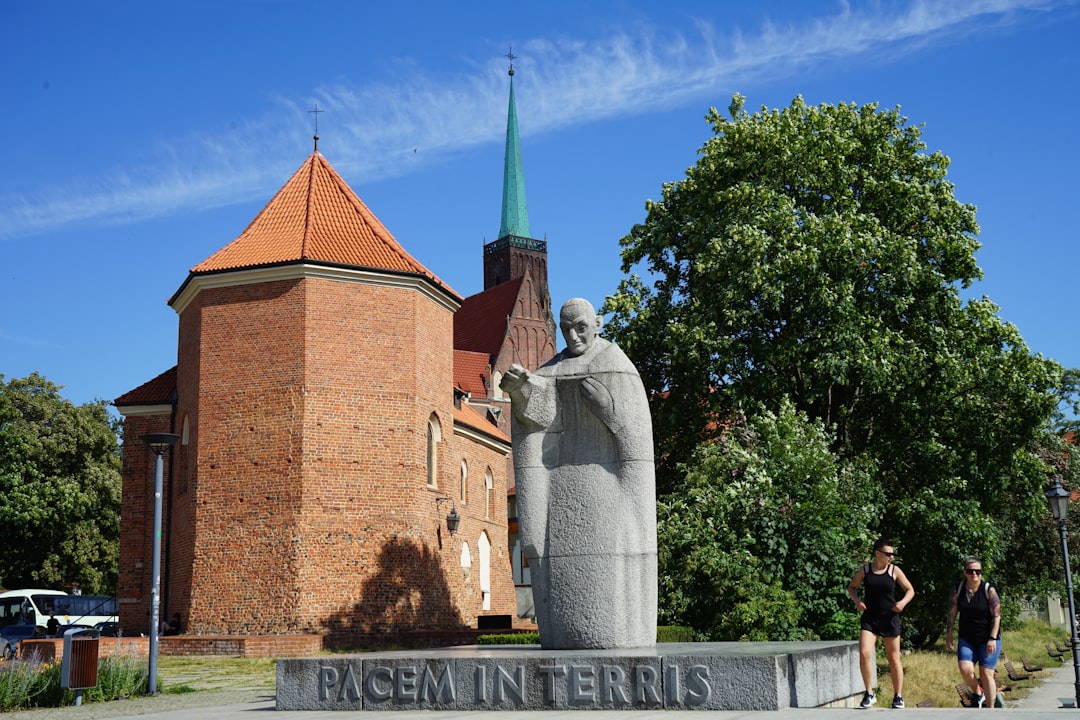 Tržište nekretnina s raznolikim ponudama i cijenama.