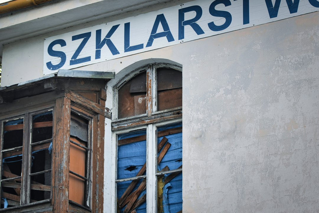 Zdravstveni radnici pružaju pomoć pacijentima u bolnici.