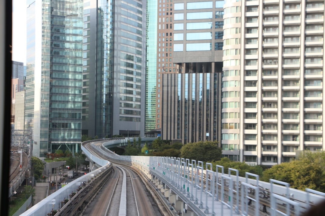 Moderna urbana sredina s visokim zgradama i ulicama.