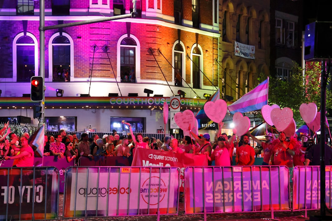 Raznoliki ljudi sudjeluju na zajedničkom kulturnom događaju.