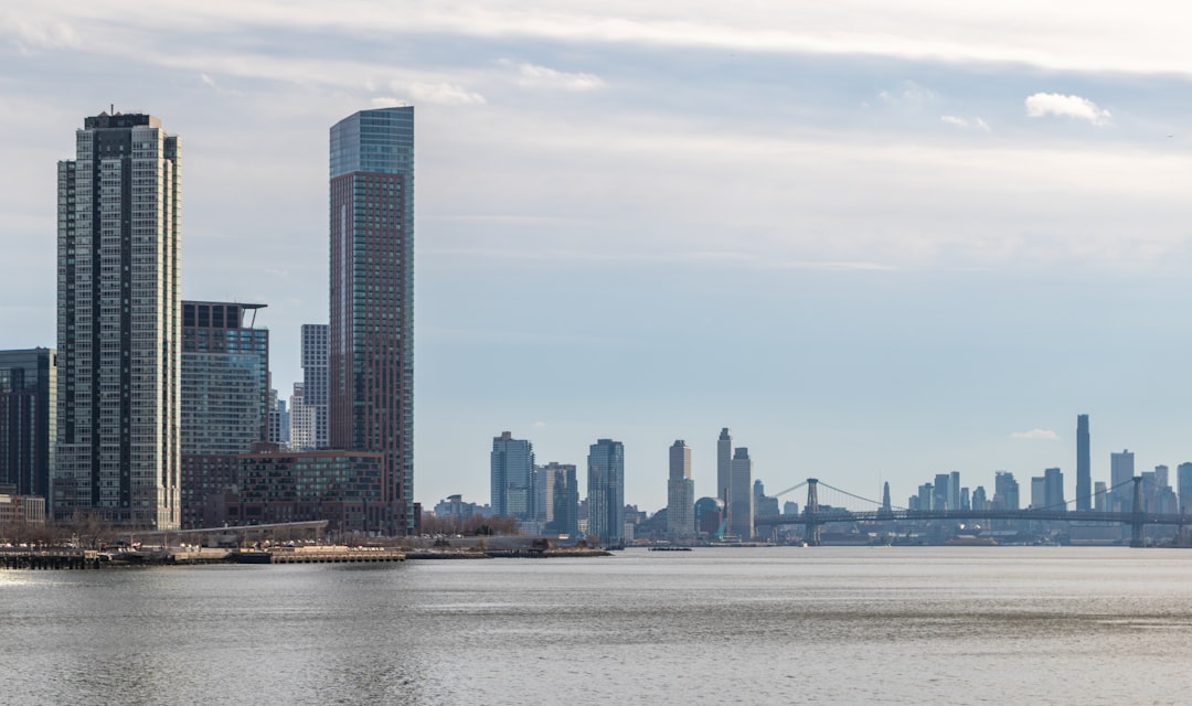 Tržište nekretnina u urbanom okruženju punom života.