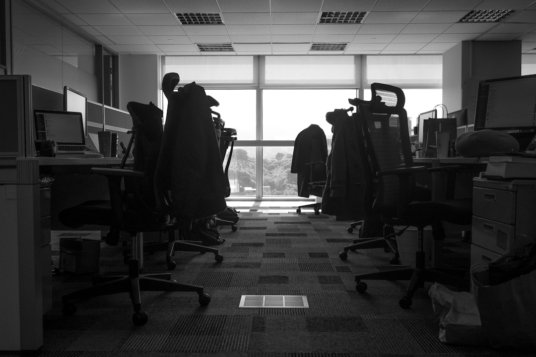 Sigurno radno okruženje s zaposlenicima u uredu.