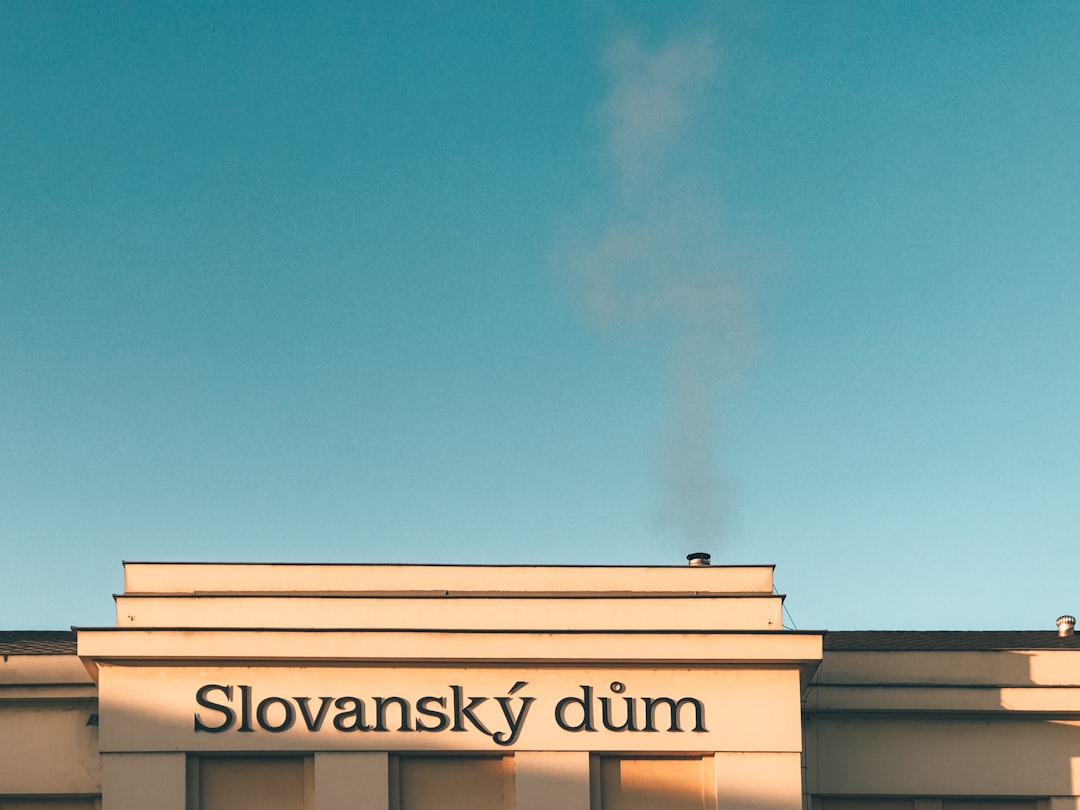 Povoljno stanovanje s modernim interijerom i zelenim okolišem.