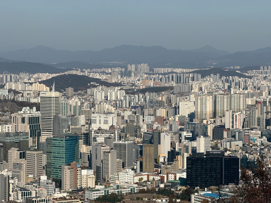 Rast stanovništva i urbani razvoj u modernom gradu.