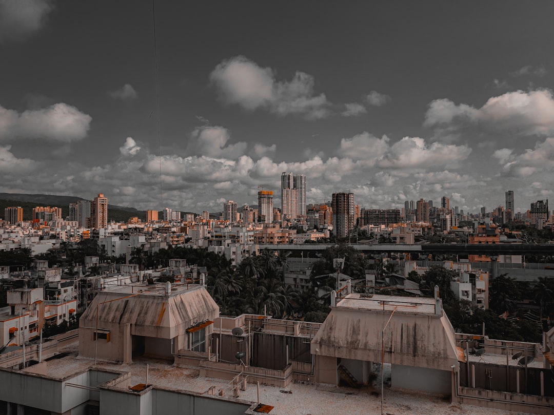 Moderni gradski pejzaž s visokim zgradama i ulicama.