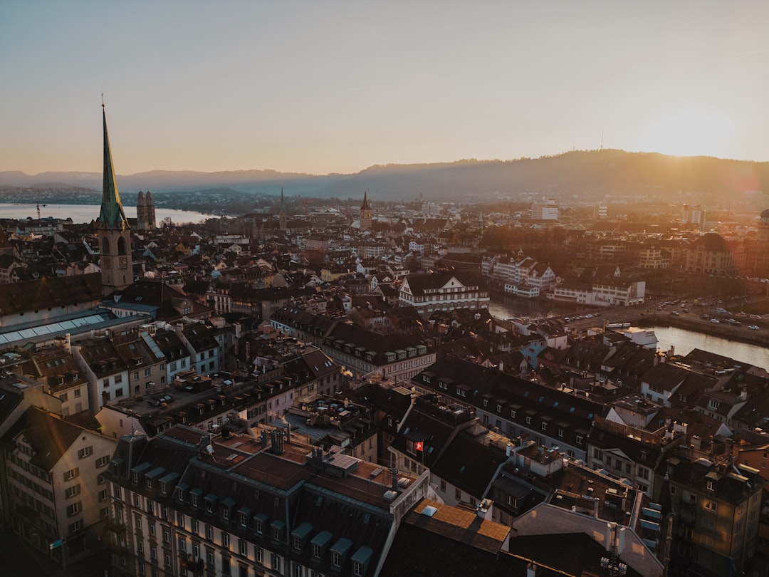 Pogled na slikoviti Zürich uz jezero i planine.